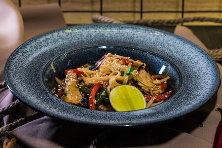 Рисовая лапша со свининой