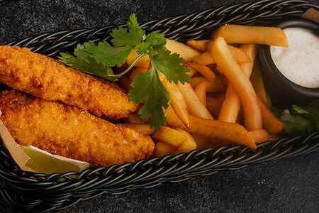 Фиш & чипс с соусом из шпрот