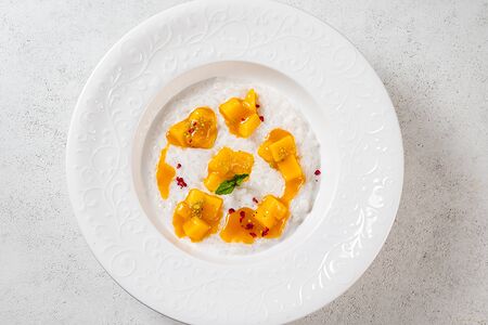 Каша рисовая кокосовом молоке с манго и соусом маракуйя