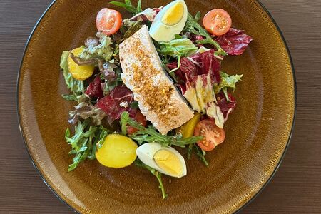 Тёплый салат с красной рыбой