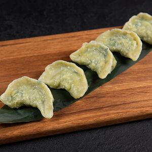 Вареные пельмени с креветочным фаршем, джусаем и яйцом