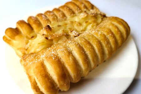 Полоска с марципаном и заварным кремом