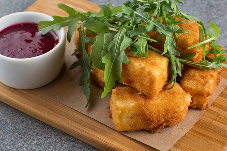 Жареный сулугуни с руколой и клюквенным соусом