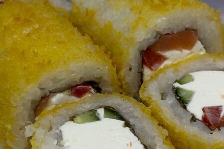 Жареный с копченым лососем