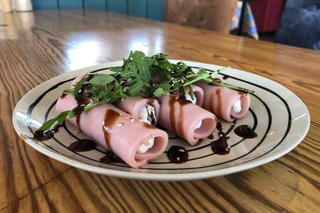 Рулетики ветчинные