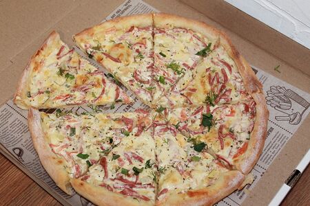 Пицца с ветчиной и сыром 