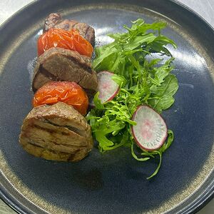 Говяжья вырезка с томатами и рукколой