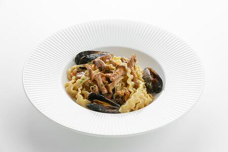 Паста с лисичками и мидиями