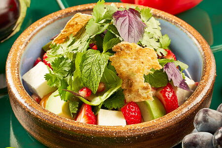 Салат c фетой и авокадо