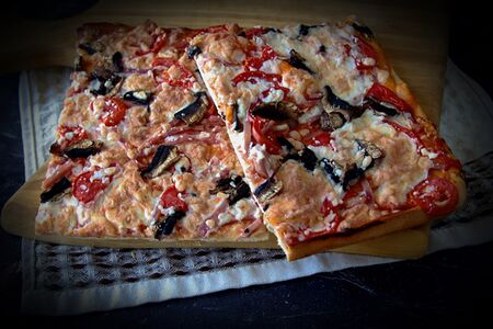 Пицца с ветчиной и грибами кусковая