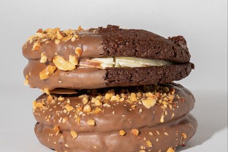 Вупи пай с варенкой и миндалем в молочном шоколаде