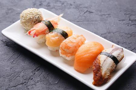 Суши с лососем