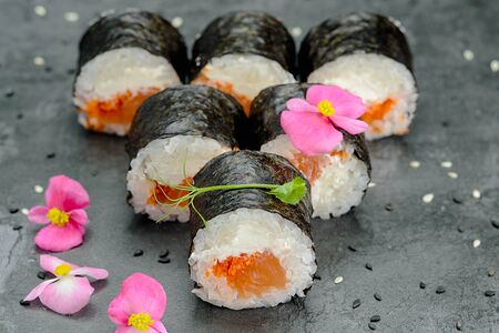 Малый ролл: икра тобико, лосось, сыр