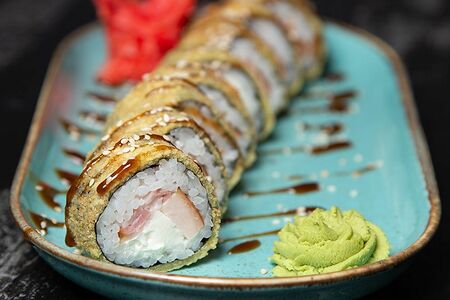 Теплый ролл с курицей и беконом