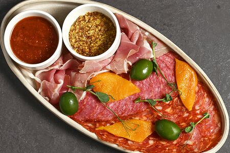 Мясные деликатесы