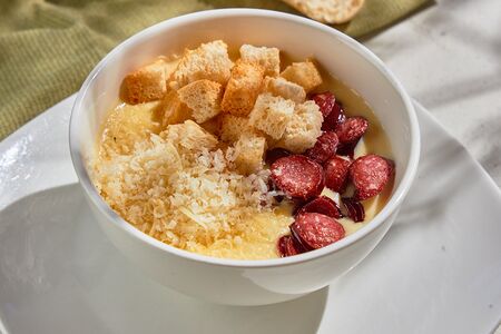 Сырный крем-суп с охотничьими колбасками