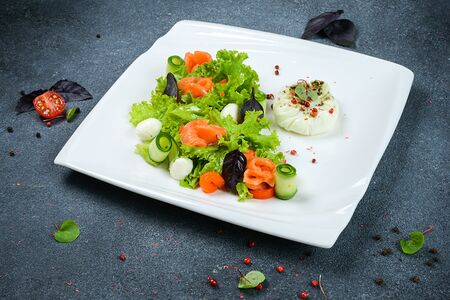 Салат с гравлаксом из лосося и яйцом пашот