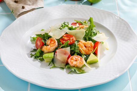 Рукола с креветками и авокадо