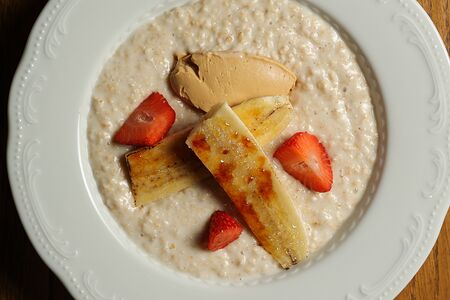 Каша овсяная, банан, карамель