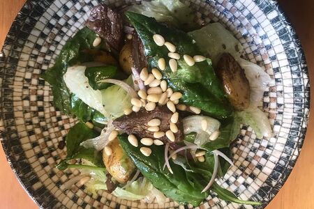 Теплый салат с телятиной и медово-горчичным соусом