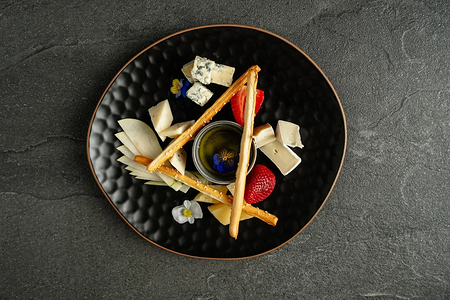 Сырная тарелка с грушей