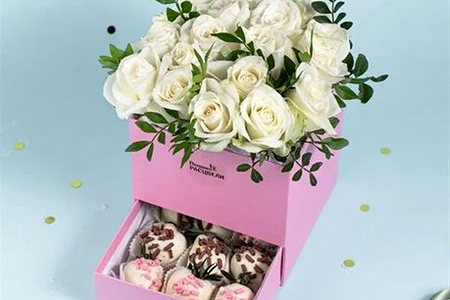 Шкатулка с белыми розами и писташью с клубникой