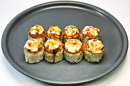 Запеченный ролл с угрем и моцареллой