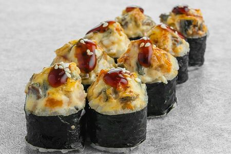 Запеченный ролл с угрём