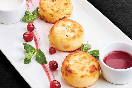 Сырники со сметаной и клюквенным соусом