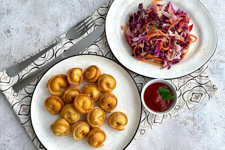Жареные пельмешки с курицей и салат Коул слоу