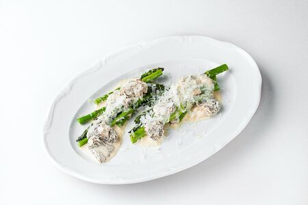 Спаржа со сморчками и пармезаном