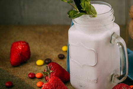 Коктейль клубничный в бутылке