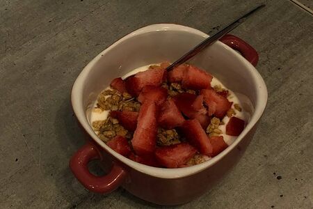 Гранола с ягодами и йогуртом