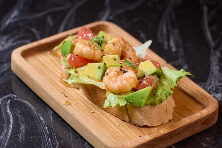 Брускетта с креветкой и гуакамоле