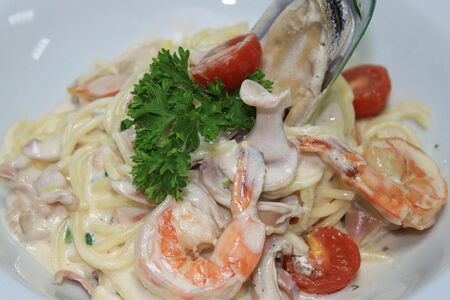 Спагетти с морепродуктами в сливочном соусе