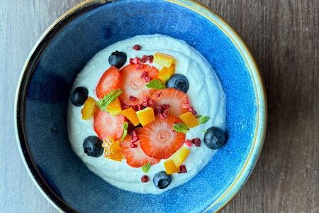 Фермерский творог со свежими ягодами и цукатами