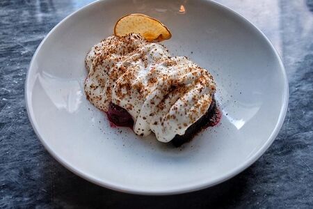 Несладкий брауни, медово-репная сметана