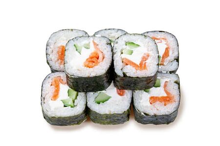 Ролик с атлантическим лососем и хрустящим огурцом