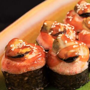 С мидиями запеченный ролл