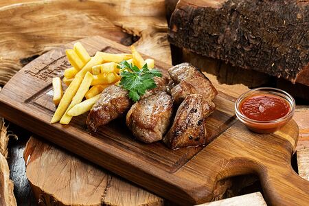 Гриловани из свинины с картофелем фри