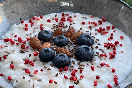Рисовая каша с ягодами и орехами на кокосовом молоке