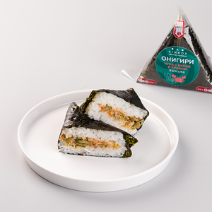 Онигири чука сарада с крабом и икрой тобико