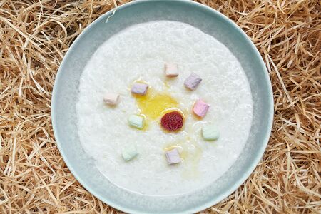 Каша овсяная с ягодами