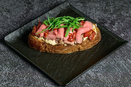 Брускетта с ростбифом
