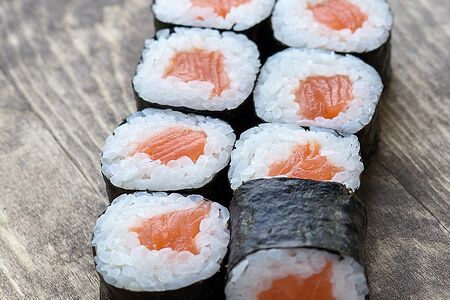 Ролл с лососем