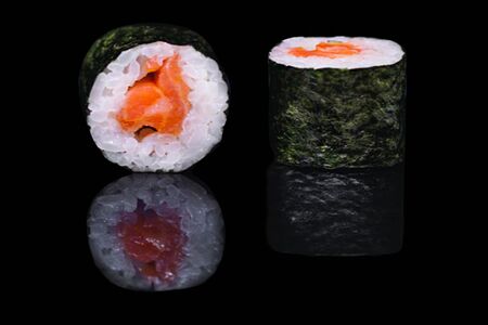 Ролл с копченым лососем