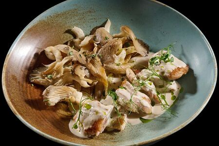 Жареный цыпленок с вешенками