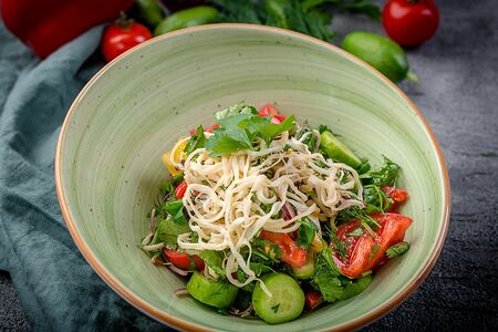 Салат из свежих овощей с сыром и зеленью