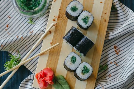 Ролл вакамэ сарада