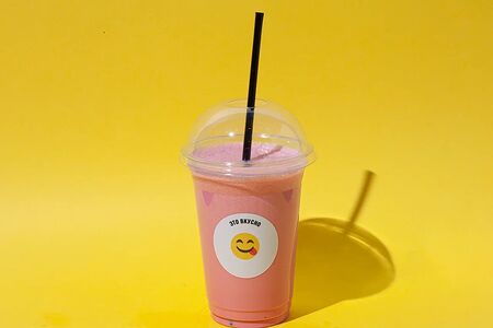 Шоколадно-клубничный натуральный молочный коктейль